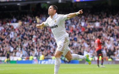 爱游戏体育焦点-B费庆祝时亲吻队徽