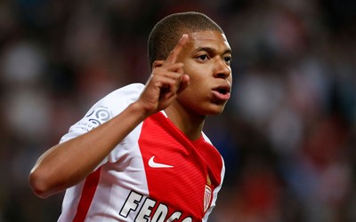 爱游戏体育热评-C罗凌空抽射破门