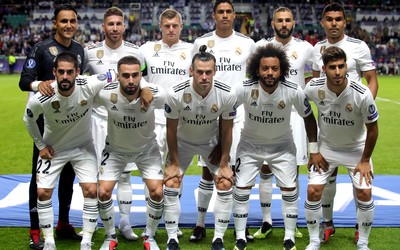 爱游戏体育焦点-克瓦拉茨赫利亚赛后与工作人员握手