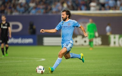 爱游戏体育独家-凯恩更衣室沉默不语